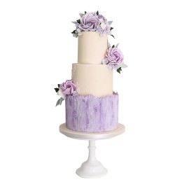 Very Peri wooden cake, pastel con textura de madera